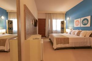 嘎林海斯港塔堡比智能酒店的酒店客房,设有两张床和蓝色的墙壁