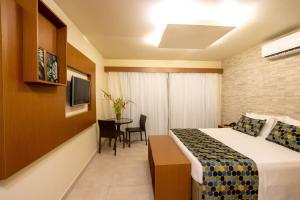 嘎林海斯港塔巴匹坦加旅馆的酒店客房配有一张床铺和一张桌子。