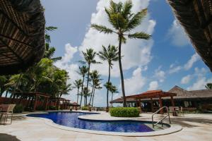 嘎林海斯港塔巴匹坦加旅馆的棕榈树度假村的游泳池