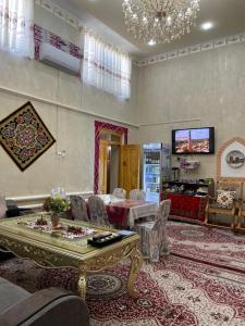 希瓦Khiva Rajab Ota的客厅配有桌椅