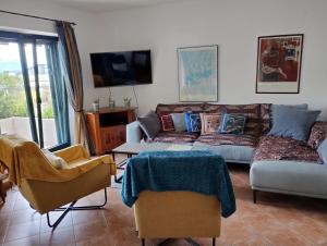 赫尔采格诺维Monteview Duplex的客厅配有沙发和桌椅