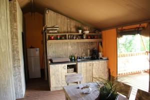 皮滕Verblijf in de Veluwe met Privé sanitair LL54的一个带木制橱柜和桌子的厨房