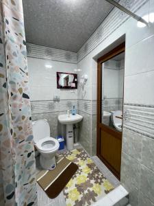 希瓦Khiva Rajab Ota的一间带卫生间和水槽的浴室