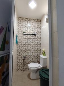 浮罗山背Sri MaLati Homestay and Event Space的一间带卫生间和瓷砖墙的浴室