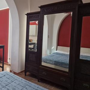 利沃诺Casa Fortunata con parcheggio的一间带大镜子和床的卧室