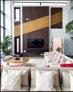 阿尔科兰X Beach House的客厅配有白色沙发和平面电视。