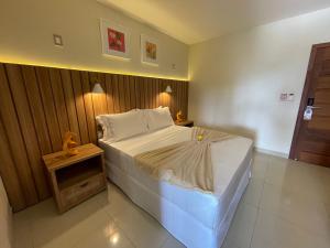 桑塔克鲁茨卡巴利亚Principe do Mutá Hotel Design的一间卧室配有一张大床和一个床头柜