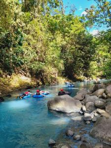 San RafaelOnca Tours & Treehouses的一群人正在漂流