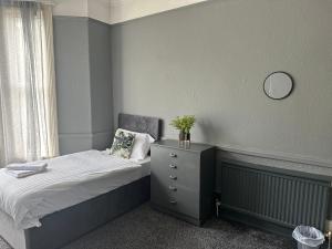 曼彻斯特Manchester Stay Hotel - Free Parking的一间卧室配有一张带梳妆台和镜子的床