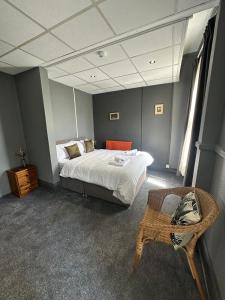 曼彻斯特Manchester Stay Hotel - Free Parking的一间卧室配有一张床和一把椅子