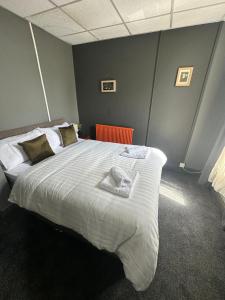 曼彻斯特Manchester Stay Hotel - Free Parking的一间卧室配有一张带白色床单的大床