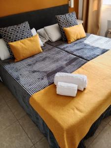 多列毛利诺斯Apartamentos El Velero的床上有两条白色毛巾