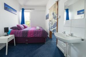 伦敦Pax Lodge的一间卧室配有床、水槽和水槽