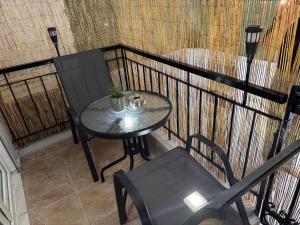 塞萨洛尼基Agia Sofia apartment的阳台配有小桌子和椅子