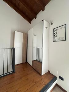 克雷莫纳Appartamento 2 poggioli的空空房间,设有白色的墙壁和木地板