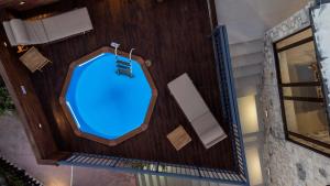 KharasónVilla Charaso Giorgio - private pool by Estia的享有酒店客房游泳池的顶部景致
