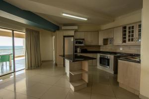 乌旺戈海滩Saints View Resort Unit 24的一个带桌子并享有海景的厨房