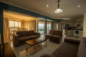乌旺戈海滩Saints View Resort Unit 24的客厅配有两张沙发和一张桌子