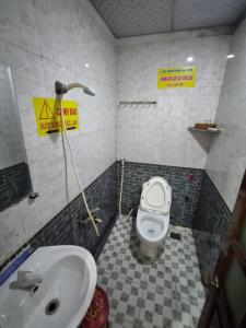 槟知Khách Sạn Trường Thịnh的一间带水槽和卫生间的浴室