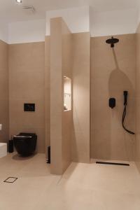 拉瑟里玛纳奇酒店的一间带黑色卫生间和淋浴的浴室
