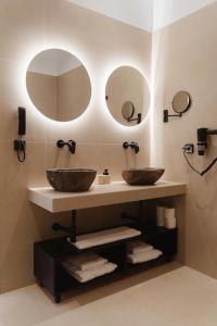 拉瑟里玛纳奇酒店的浴室设有2个水槽和2个镜子