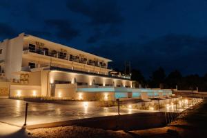 拉瑟里玛纳奇酒店的一座建筑,在晚上有灯