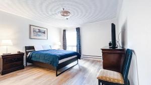 哈利法克斯康梦思酒店的一间卧室配有一张床和一台电视