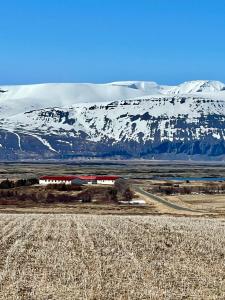 LaxamýriVökuholt Lodge的前面有火车,上面有雪覆盖的山