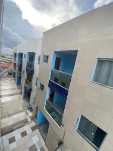 费拉迪圣安娜Hoje Apartamentos的建筑的外墙,有蓝色的窗户