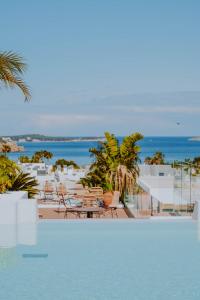 圣埃乌拉利亚Nativo Hotel Ibiza的海景游泳池