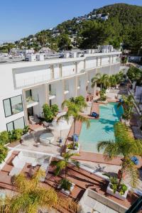圣埃乌拉利亚Nativo Hotel Ibiza的享有酒店空中美景,设有游泳池