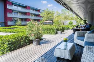 伯尔尼Senevita Residenz & Apartments Muri bei Bern的一座带桌椅的庭院和一座建筑