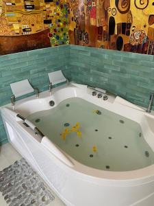 San Antonio火山口乡村民宿的客房内设有一个大浴缸,