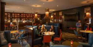莱奥帕兹敦里奥柏马克莱顿酒店 的餐厅设有壁炉,客人可在餐桌旁用餐。