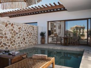 阿克罗蒂Lesante Cape Resort & Villas - The Leading Hotels of the World的一个带游泳池和庭院的别墅