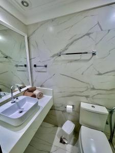 萨尔瓦多Ondina Apart Hotel Residences的白色的浴室设有水槽和卫生间。