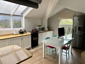 开普敦Constantiaberg Eco-Villa的厨房配有桌子和电脑