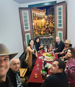 迪亚曼蒂纳Estância do Biribiri的一群坐在餐桌上吃食物的人