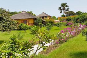 斯基灵角Ocean Lodge Resort的鲜花盛开的花园,后方的房子