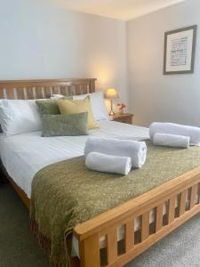 奥尔顿The White Hart Apartment Valley View的一间卧室配有一张大床和两个枕头