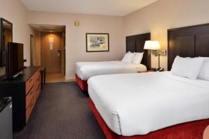 温斯顿·塞勒姆霍桑酒店及会议中心的酒店客房设有两张床和一台平面电视。