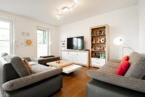 特伦特Villa Vogelblick 2的客厅配有两张沙发和一台电视机