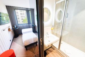 巴黎巴黎布洛涅16号宜必思尚品酒店的带淋浴和盥洗盆的浴室