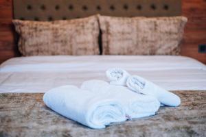 伯萨Mysia Olympos Hotel的床上的一大堆毛巾