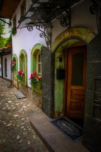 萨拉热窝Guesthouse Yildiz 2的一座带门和鲜花的建筑的入口