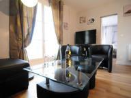 阿姆博斯Appartement De Charme的客厅配有黑色沙发和玻璃桌