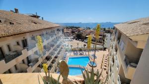 洛斯阿尔卡萨雷斯Hotel Monarque Costa Narejos的享有带游泳池的度假村的空中景致