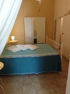 法萨诺Masseria Ricci的一间卧室配有一张带蓝色床罩的床