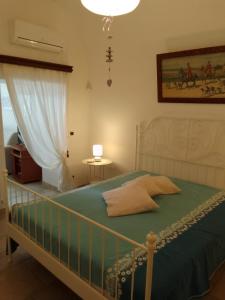 法萨诺Masseria Ricci的一间卧室设有一张床和一个窗口