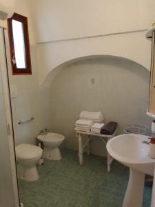 法萨诺Masseria Ricci的浴室配有盥洗盆、卫生间和盥洗盆。